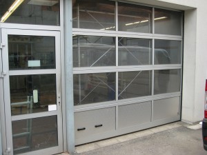 prosklená průmyslová vrata s integrovanými dveřmi